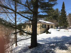 Гостиница Chalet Charbonneau et Spa  Эстман